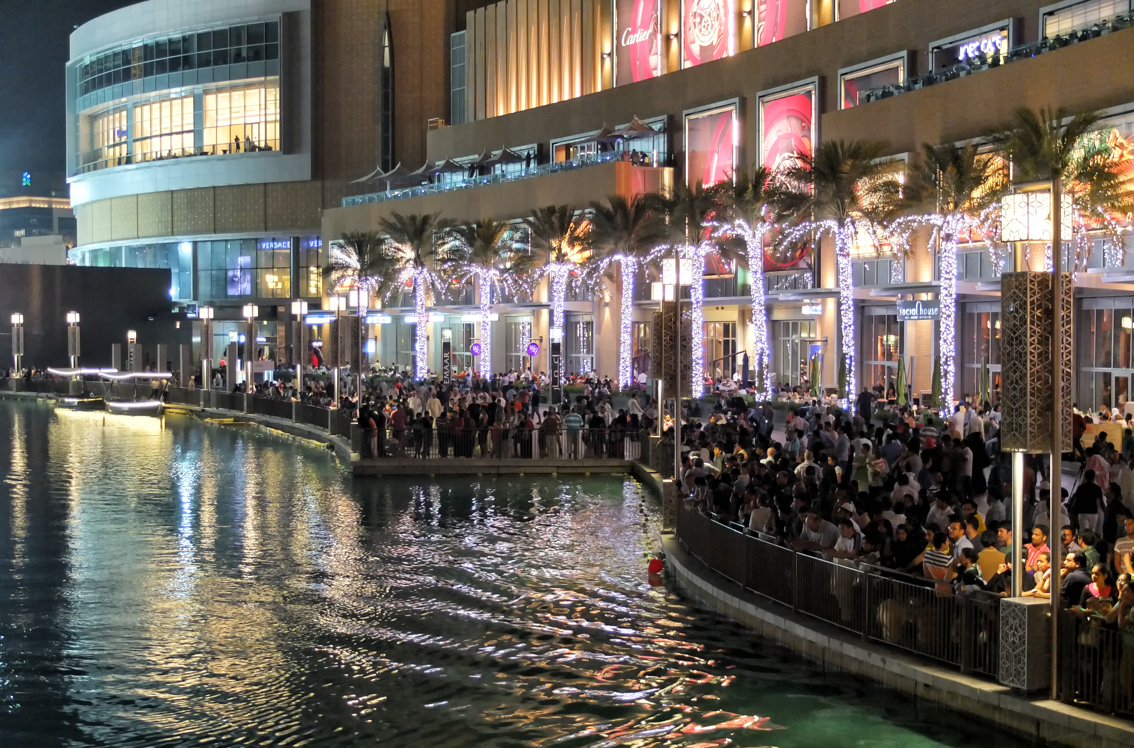 Dubai Fountain audience